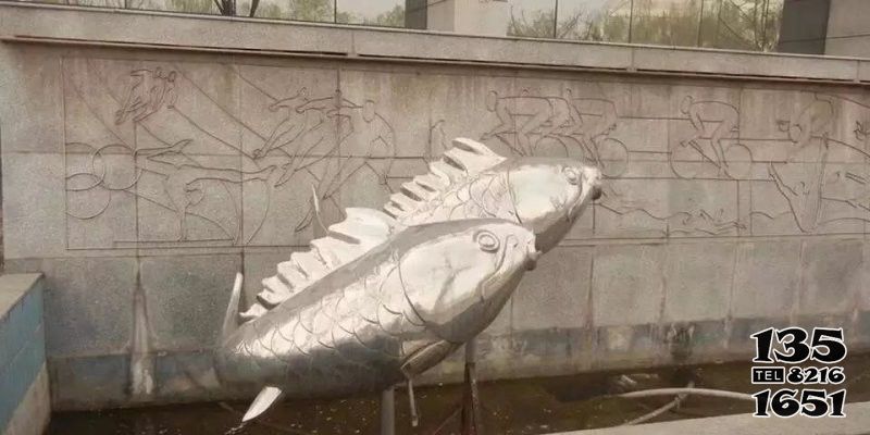 鯉魚雕塑-噴泉里擺放的雙頭玻璃鋼創意鯉魚雕塑 鯉魚雕塑-噴泉里擺放的雙頭玻璃鋼創意鯉魚雕塑高清圖片