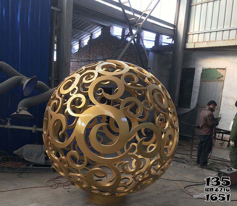鏤空球雕塑-廣場不銹鋼鎏金鏤空球雕塑 鏤空球雕塑-廣場不銹鋼鎏金鏤空球雕塑高清圖片