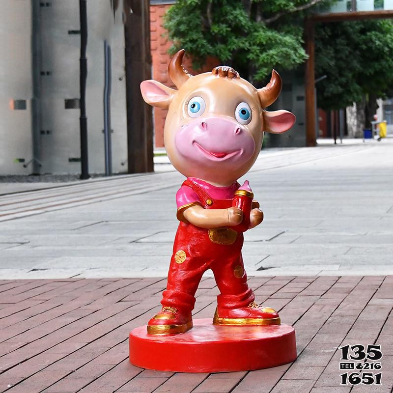 牛雕塑-庭院擺放一只抱奶瓶的玻璃鋼牛雕塑 牛雕塑-庭院擺放一只抱奶瓶的玻璃鋼牛雕塑高清圖片