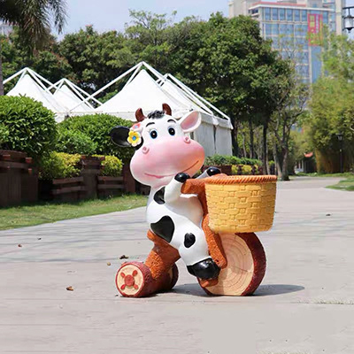 牛雕塑-動物園一只騎車的玻璃鋼牛雕塑 牛雕塑-動物園一只騎車的玻璃鋼牛雕塑高清圖片