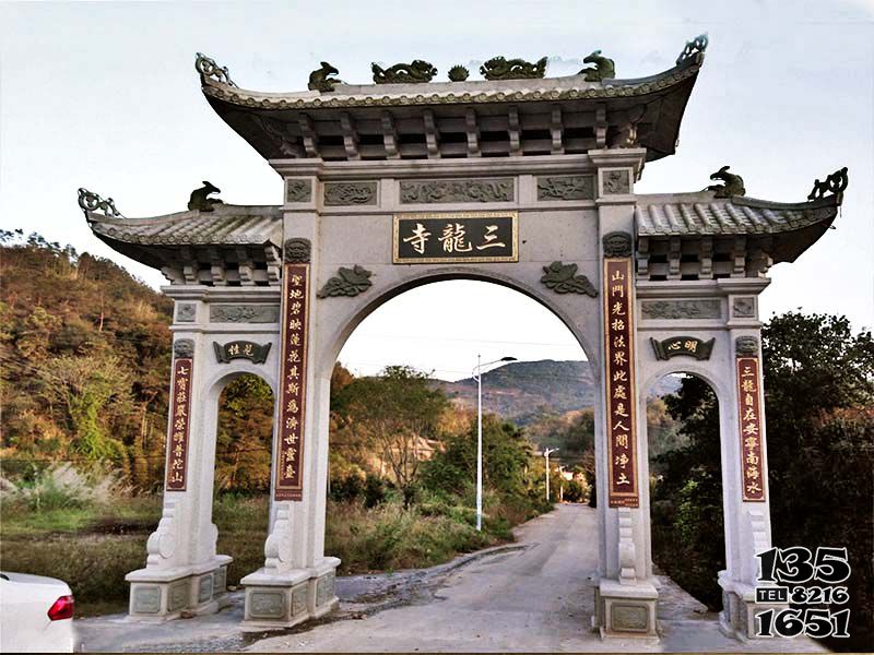牌坊雕塑-三龍寺廟青石仿古建筑浮雕斗拱門樓牌坊 牌坊雕塑-三龍寺廟青石仿古建筑浮雕斗拱門樓牌坊高清圖片