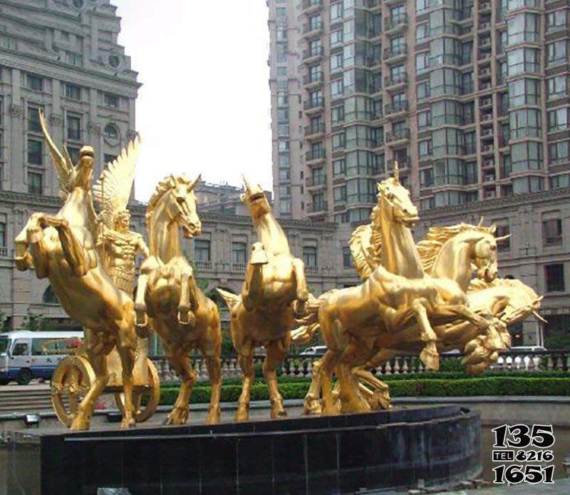 馬群雕塑-廣場上擺放的形態各異的百公里創意馬群雕塑
