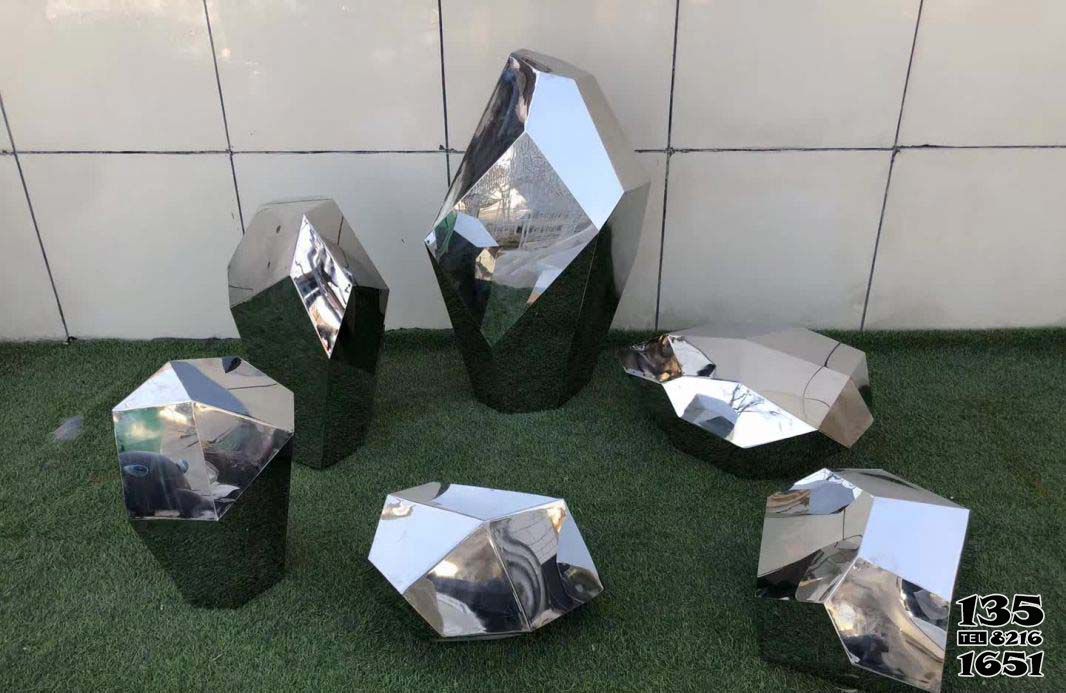 石頭雕塑-別墅擺放多個不銹鋼鏡面石頭雕塑 石頭雕塑-別墅擺放多個不銹鋼鏡面石頭雕塑高清圖片