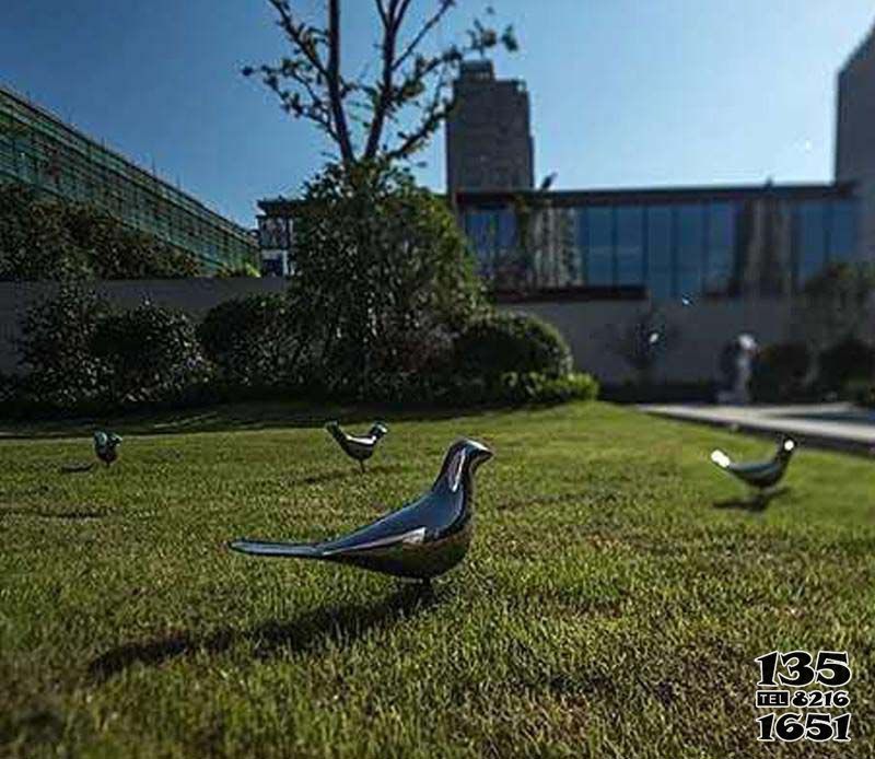 鴿子雕塑-公園草坪覓食中不銹鋼鏡面白鋼鴿子擺件 鴿子雕塑-公園草坪覓食中不銹鋼鏡面白鋼鴿子擺件高清圖片