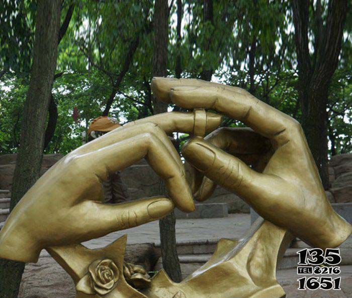 戒指雕塑-公園小區鍍金手戴戒指黃銅戒指雕塑 戒指雕塑-公園小區鍍金手戴戒指黃銅戒指雕塑高清圖片