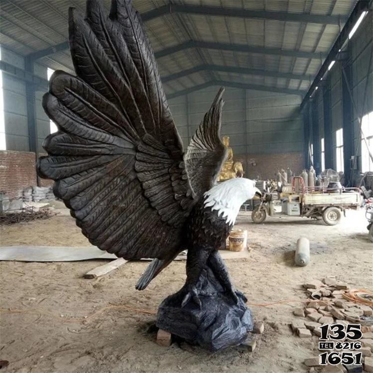 老鷹雕塑-景區擺放一只展翅的樹脂老鷹雕塑 老鷹雕塑-景區擺放一只展翅的樹脂老鷹雕塑高清圖片