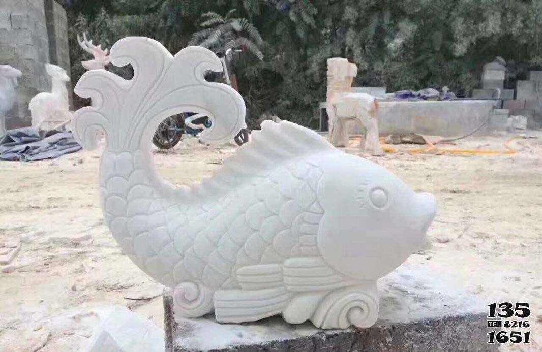 噴水雕塑-公園里擺放的鯉魚漢白玉石雕創意噴水雕塑 噴水雕塑-公園里擺放的鯉魚漢白玉石雕創意噴水雕塑高清圖片