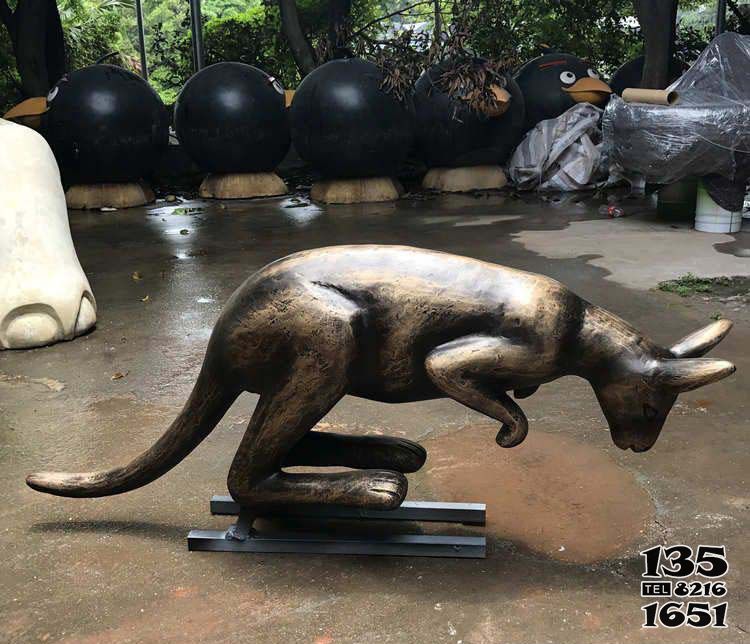 袋鼠雕塑-廣場擺放一只不銹鋼袋鼠雕塑 袋鼠雕塑-廣場擺放一只不銹鋼袋鼠雕塑高清圖片