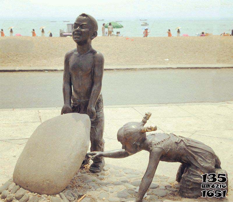 兒童雕塑-海邊抬石頭的小孩景觀銅雕兒童雕塑 兒童雕塑-海邊抬石頭的小孩景觀銅雕兒童雕塑高清圖片