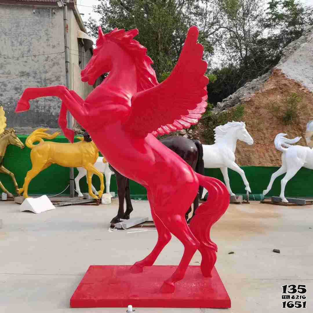 飛馬雕塑-公園里擺放的一只紅色的玻璃鋼噴漆飛馬雕塑 飛馬雕塑-公園里擺放的一只紅色的玻璃鋼噴漆飛馬雕塑高清圖片