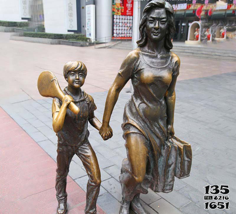 母子雕塑-景區街道銅鑄和媽媽一起購物的母子雕塑 母子雕塑-景區街道銅鑄和媽媽一起購物的母子雕塑高清圖片