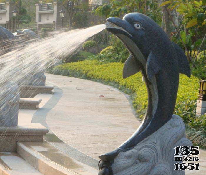 海豚雕塑-小區街道一只噴水的石雕海豚雕塑 海豚雕塑-小區街道一只噴水的石雕海豚雕塑高清圖片