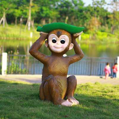 猴子雕塑-公園草地上擺放的頭戴樹葉的玻璃鋼猴子雕塑 猴子雕塑-公園草地上擺放的頭戴樹葉的玻璃鋼猴子雕塑高清圖片