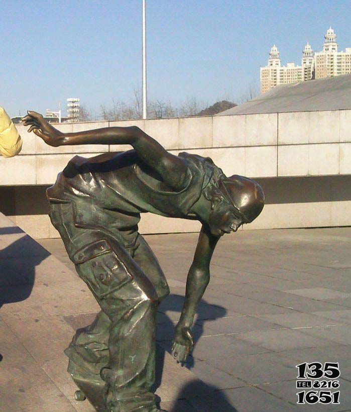 滑板雕塑-商業街廣場滑滑板的青年景觀青銅雕塑 滑板雕塑-商業街廣場滑滑板的青年景觀青銅雕塑高清圖片