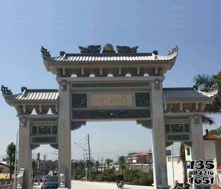 牌坊雕塑-村莊新建筑三門石牌坊石雕 牌坊雕塑-村莊新建筑三門石牌坊石雕高清圖片