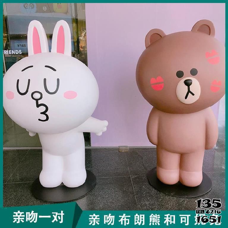 熊雕塑-影院門口擺放親吻卡通布朗熊和可妮兔玻璃鋼熊雕塑 熊雕塑-影院門口擺放親吻卡通布朗熊和可妮兔玻璃鋼熊雕塑高清圖片