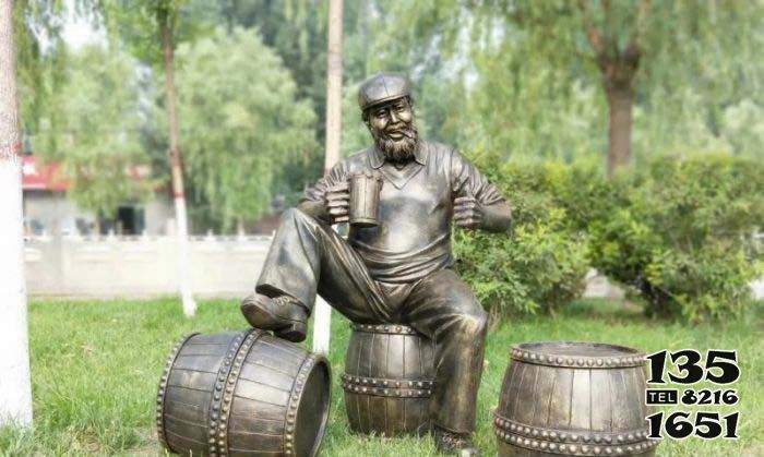 酒文化雕塑-戶外廣場坐在酒桶上的人物銅雕酒文化雕塑 酒文化雕塑-戶外廣場坐在酒桶上的人物銅雕酒文化雕塑