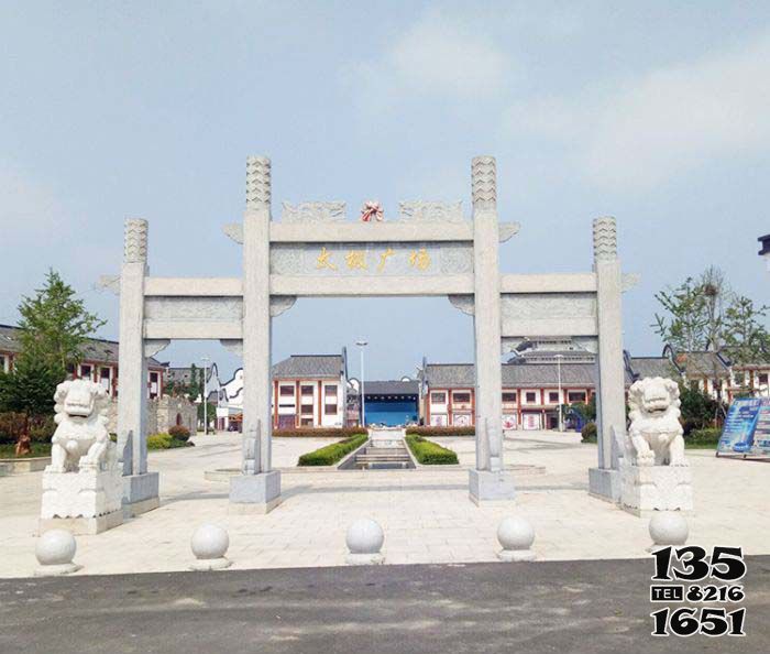 牌坊雕塑-文化廣場擺放沖天柱三門石雕牌坊 牌坊雕塑-文化廣場擺放沖天柱三門石雕牌坊