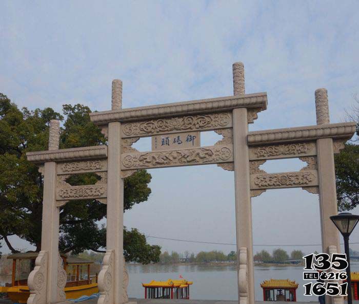 牌坊雕塑-景區湖邊碼頭簡易三門牌坊花崗巖石雕 牌坊雕塑-景區湖邊碼頭簡易三門牌坊花崗巖石雕高清圖片