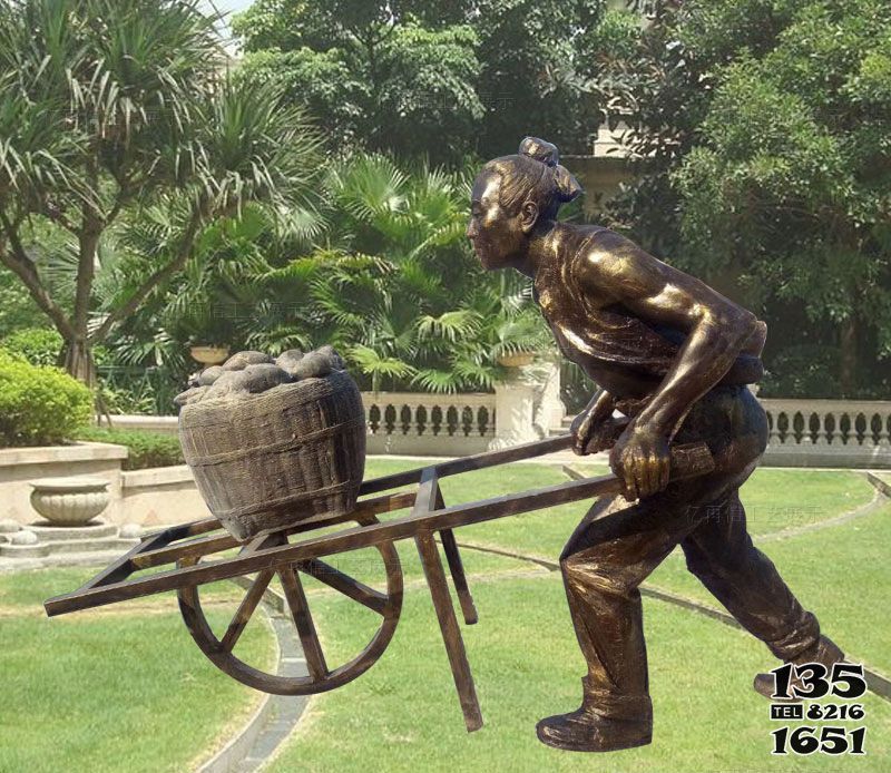 獨輪車雕塑-小區草坪擺放推獨輪車的古人玻璃壺仿銅雕塑 獨輪車雕塑-小區草坪擺放推獨輪車的古人玻璃壺仿銅雕塑高清圖片