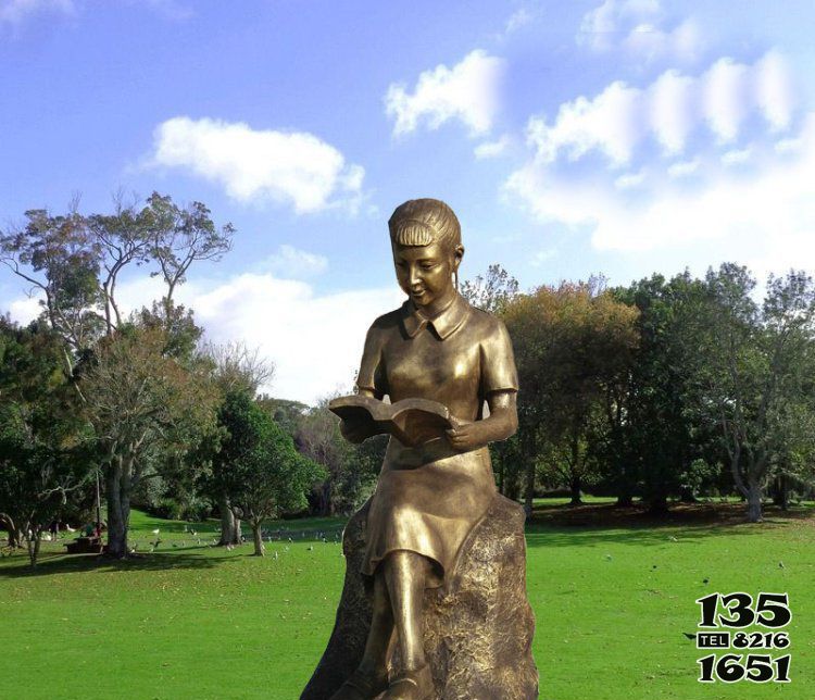讀書雕塑-公園草坪女孩坐著石頭上的讀書雕塑 讀書雕塑-公園草坪女孩坐著石頭上的讀書雕塑高清圖片