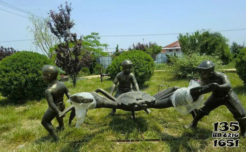 兒童雕塑-戶外海邊小孩捉螃蟹公園景觀銅雕兒童雕塑 兒童雕塑-戶外海邊小孩捉螃蟹公園景觀銅雕兒童雕塑高清圖片