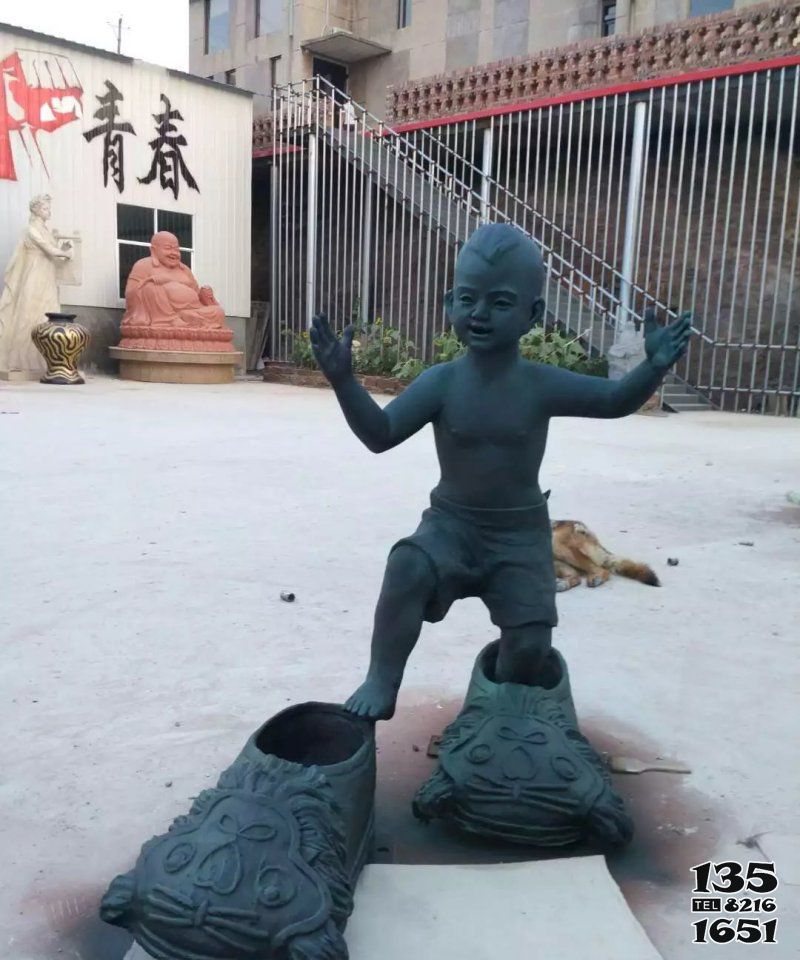 兒童雕塑-景區青銅創意穿虎頭鞋的兒童雕塑 兒童雕塑-景區青銅創意穿虎頭鞋的兒童雕塑高清圖片