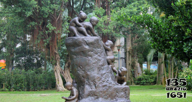 兒童銅雕-公園爬樹樁的娃娃小品銅雕 兒童銅雕-公園爬樹樁的娃娃小品銅雕高清圖片