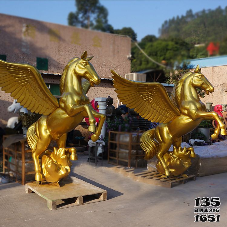 飛馬雕塑-廣場上擺放的兩只玻璃鋼噴漆飛馬雕塑 飛馬雕塑-廣場上擺放的兩只玻璃鋼噴漆飛馬雕塑高清圖片