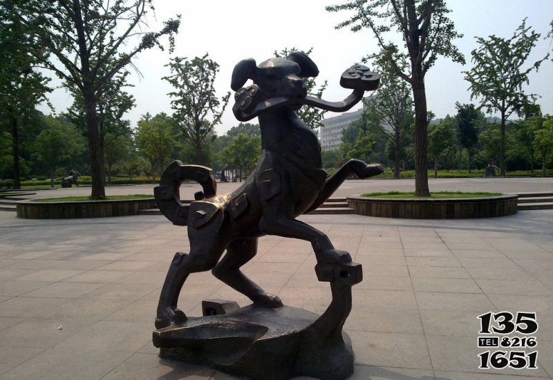 狗雕塑-公園廣場不銹鋼銅雕嘴里吊著如意的狗雕塑 狗雕塑-公園廣場不銹鋼銅雕嘴里吊著如意的狗雕塑高清圖片