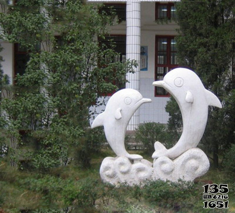 海豚雕塑-草坪一大一小兩只石雕海豚雕塑 海豚雕塑-草坪一大一小兩只石雕海豚雕塑高清圖片