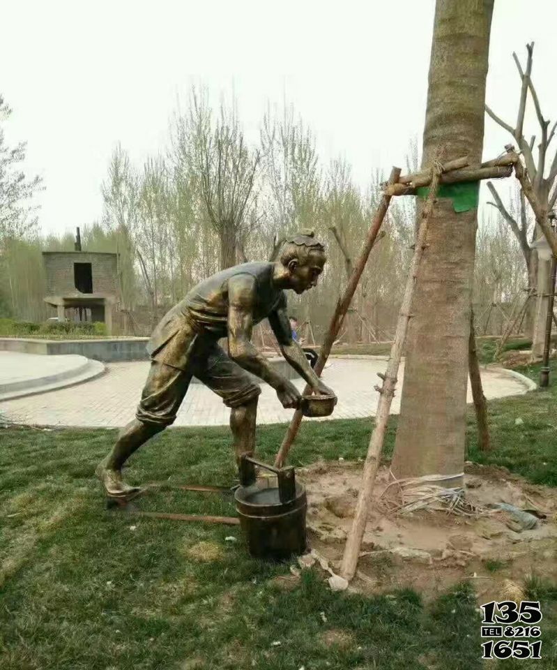 澆樹人物銅雕-植物園戶外鑄造仿古澆樹人銅雕 澆樹人物銅雕-植物園戶外鑄造仿古澆樹人銅雕高清圖片
