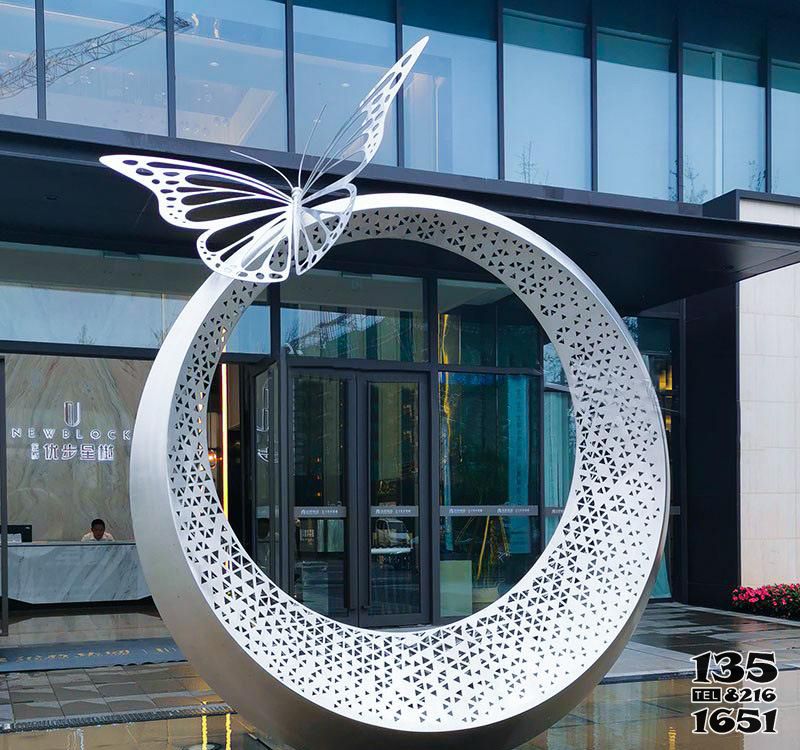 戒指雕塑-步行街酒店門口造型鏤空蝴蝶不銹鋼戒指雕塑 戒指雕塑-步行街酒店門口造型鏤空蝴蝶不銹鋼戒指雕塑高清圖片