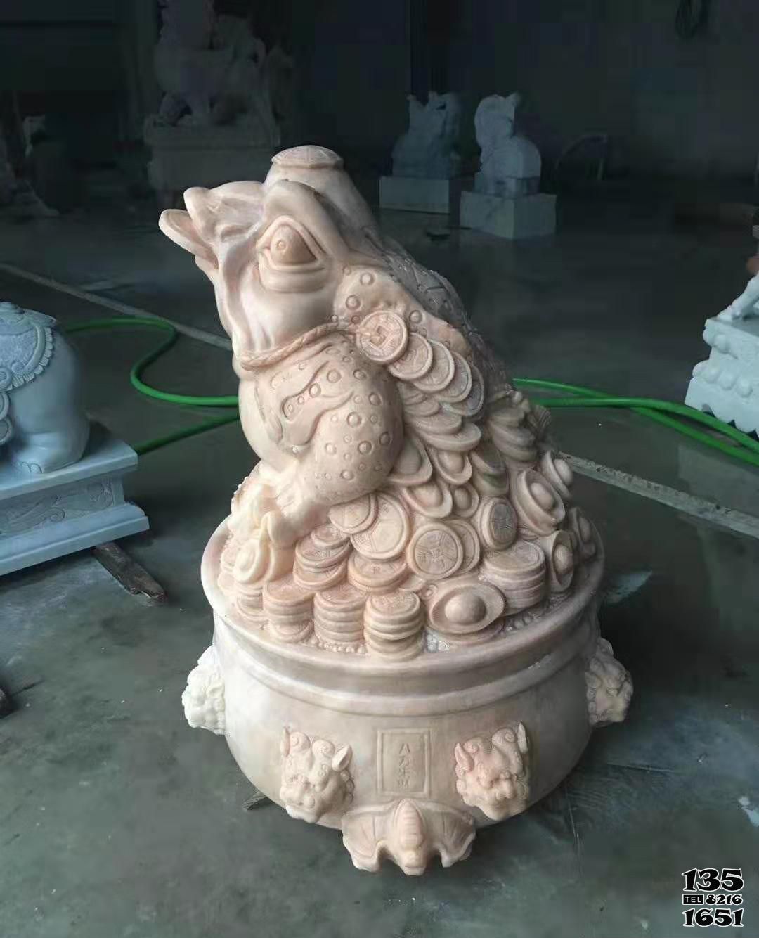 金蟾雕塑-公園擺放的花崗巖石雕創意金蟾雕塑 金蟾雕塑-公園擺放的花崗巖石雕創意金蟾雕塑高清圖片