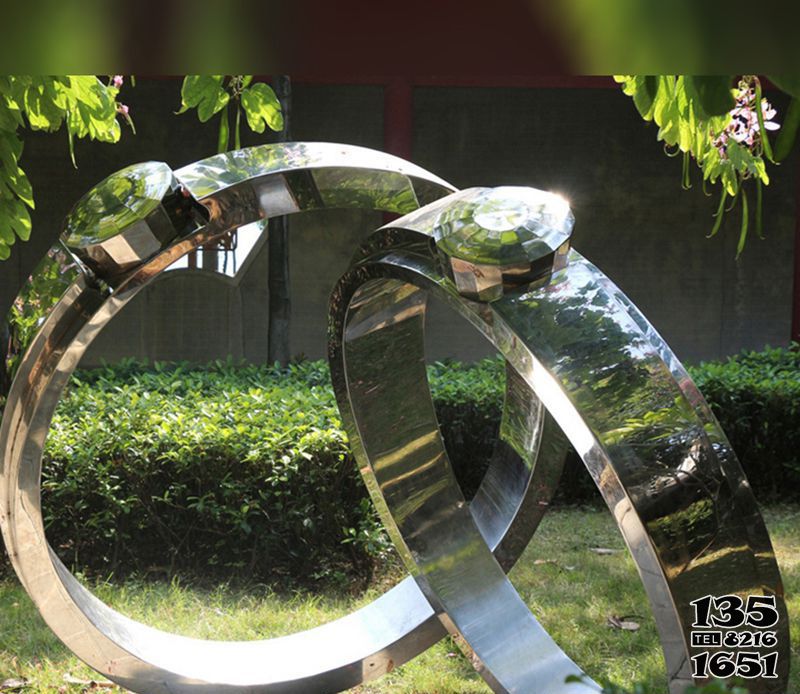戒指雕塑-園林景觀美陳情侶不銹鋼戒指雕塑 戒指雕塑-園林景觀美陳情侶不銹鋼戒指雕塑高清圖片