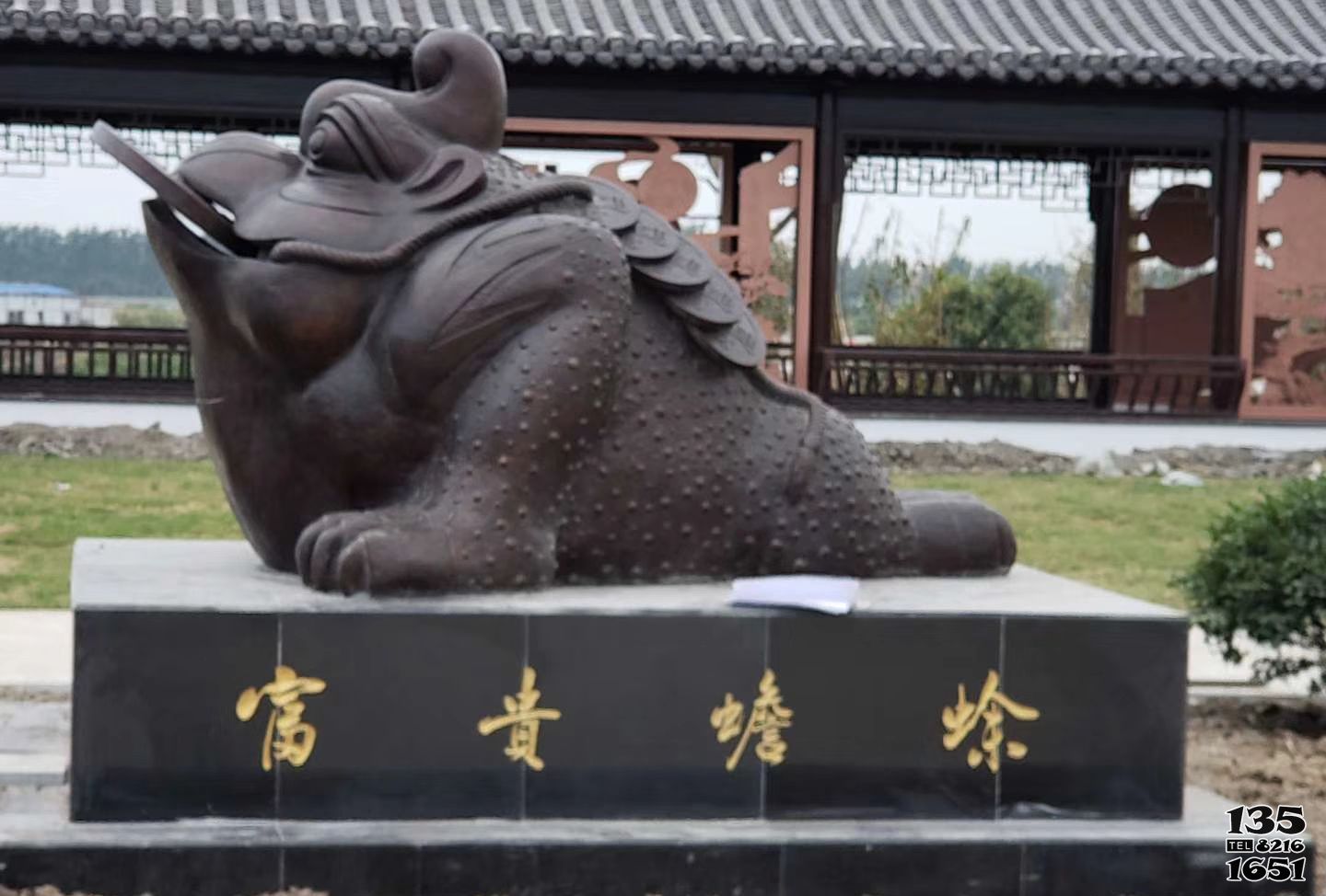 金蟾雕塑-公園里擺放的黑色玻璃鋼創意金蟾雕塑 金蟾雕塑-公園里擺放的黑色玻璃鋼創意金蟾雕塑高清圖片