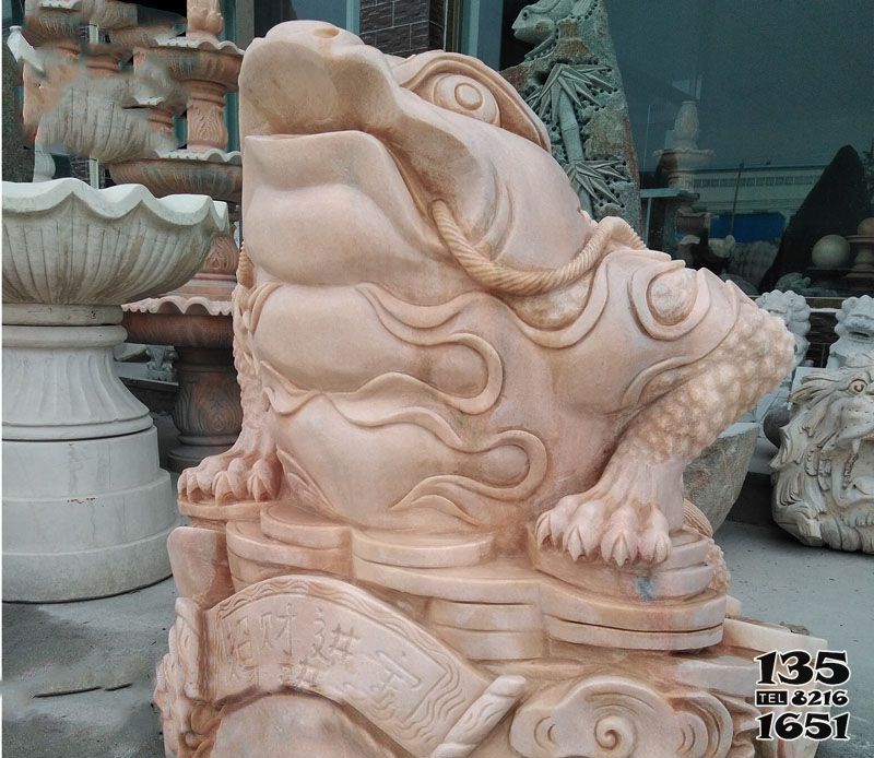金蟾雕塑-公園里擺放的一只兇惡的花崗巖石雕創意金蟾雕塑 金蟾雕塑-公園里擺放的一只兇惡的花崗巖石雕創意金蟾雕塑高清圖片