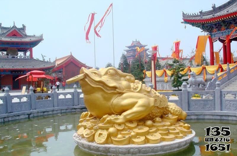 金蟾雕塑-景區水池里擺放的金色的玻璃鋼噴漆金蟾雕塑 金蟾雕塑-景區水池里擺放的金色的玻璃鋼噴漆金蟾雕塑高清圖片