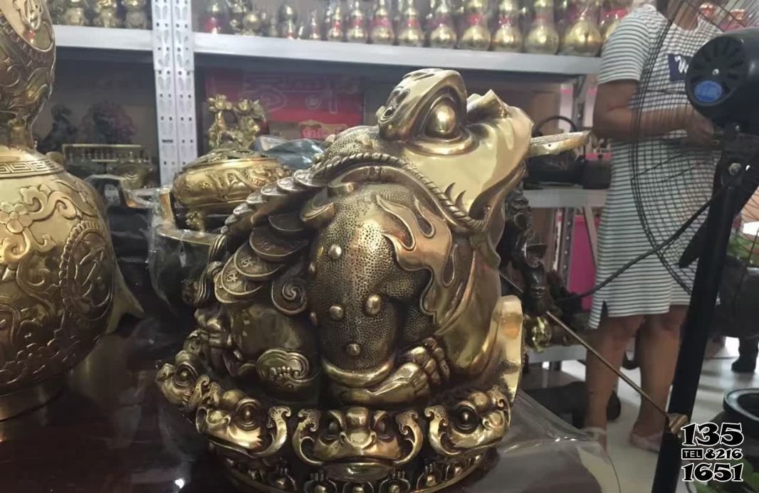 金蟾雕塑-室內擺放的玻璃鋼噴漆金蟾雕塑 金蟾雕塑-室內擺放的玻璃鋼噴漆金蟾雕塑高清圖片