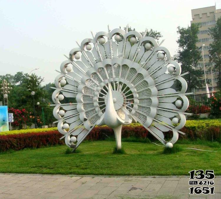 孔雀雕塑-草坪上一只驕傲的玻璃鋼抽象的孔雀雕塑 孔雀雕塑-草坪上一只驕傲的玻璃鋼抽象的孔雀雕塑高清圖片
