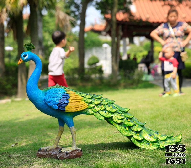 孔雀雕塑-公園草坪擺放的行走的玻璃鋼彩繪孔雀雕塑 孔雀雕塑-公園草坪擺放的行走的玻璃鋼彩繪孔雀雕塑高清圖片