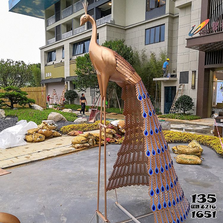 孔雀雕塑-公園里一只拖著尾巴的不銹鋼鏤空孔雀雕塑 孔雀雕塑-公園里一只拖著尾巴的不銹鋼鏤空孔雀雕塑高清圖片