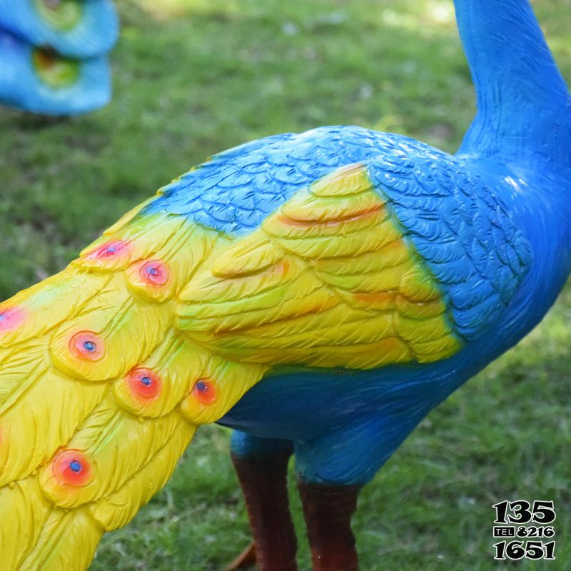 孔雀雕塑-公園里悠閑的玻璃鋼彩繪孔雀雕塑 孔雀雕塑-公園里悠閑的玻璃鋼彩繪孔雀雕塑高清圖片