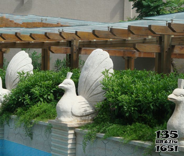 孔雀雕塑-花壇上一只欲將開平的玻璃鋼卡通孔雀雕塑 孔雀雕塑-花壇上一只欲將開平的玻璃鋼卡通孔雀雕塑高清圖片