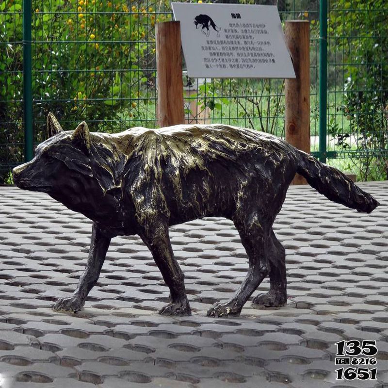狼雕塑-景區(qū)動物園不銹鋼仿古做舊行走的狼雕塑 狼雕塑-景區(qū)動物園不銹鋼仿古做舊行走的狼雕塑高清圖片