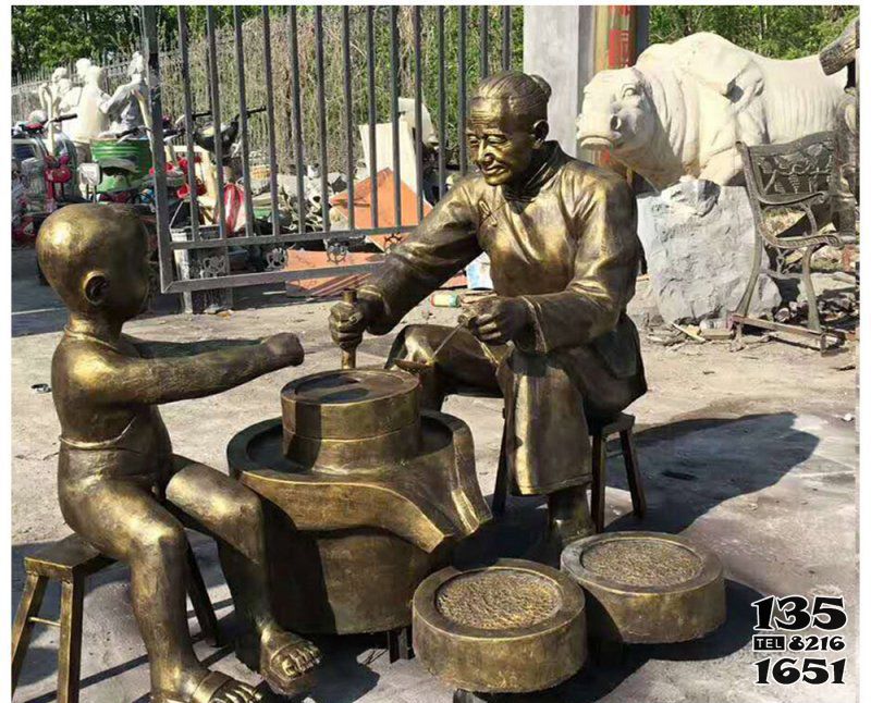 老人雕塑-公園幫老人磨豆漿的銅雕老人雕塑 老人雕塑-公園幫老人磨豆漿的銅雕老人雕塑高清圖片