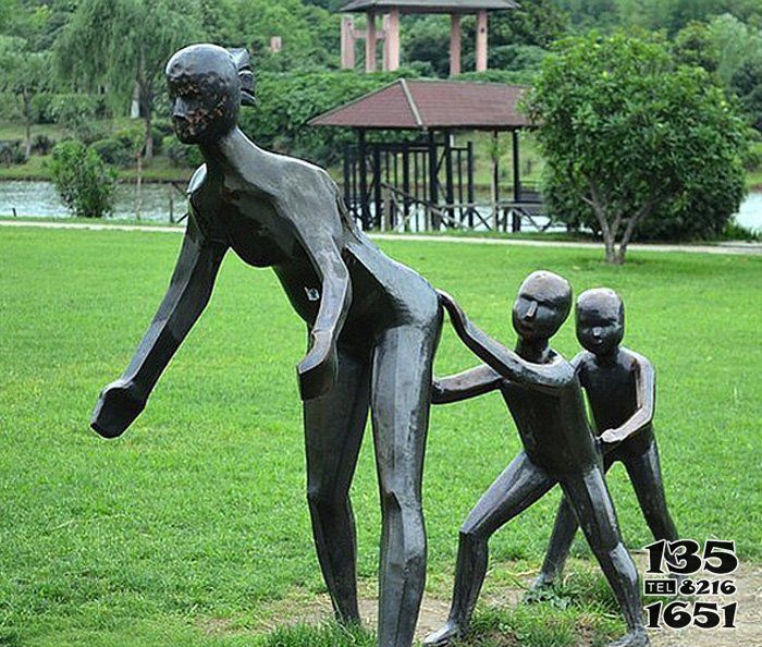 老鷹抓小雞雕塑-公園抽象銅雕老鷹抓小雞雕塑 老鷹抓小雞雕塑-公園抽象銅雕老鷹抓小雞雕塑高清圖片