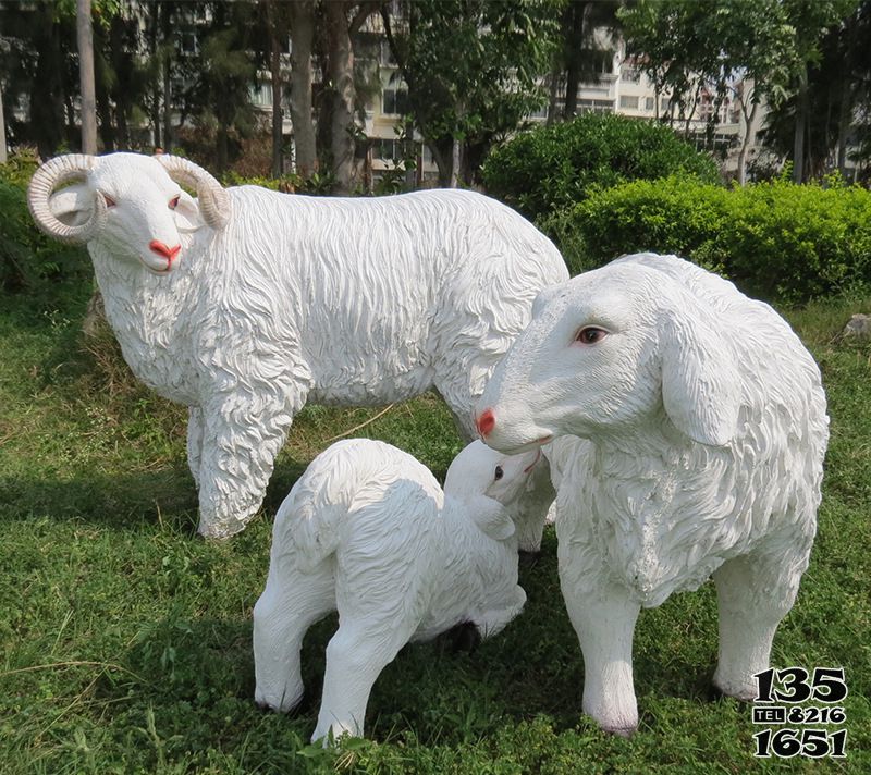 綿羊雕塑-公園里一家三口的玻璃鋼仿真綿羊雕塑 綿羊雕塑-公園里一家三口的玻璃鋼仿真綿羊雕塑高清圖片