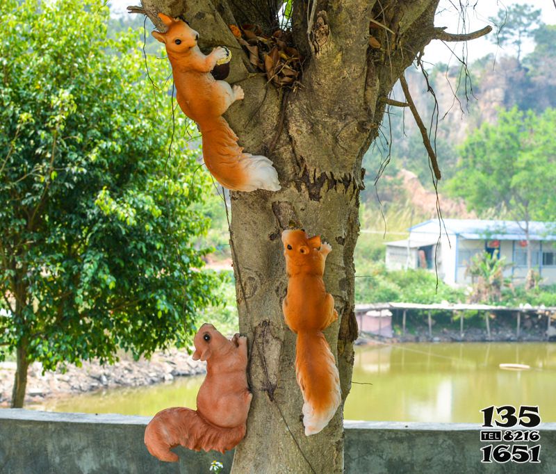松鼠雕塑-動物園三只爬樹的玻璃鋼松鼠雕塑 松鼠雕塑-動物園三只爬樹的玻璃鋼松鼠雕塑高清圖片