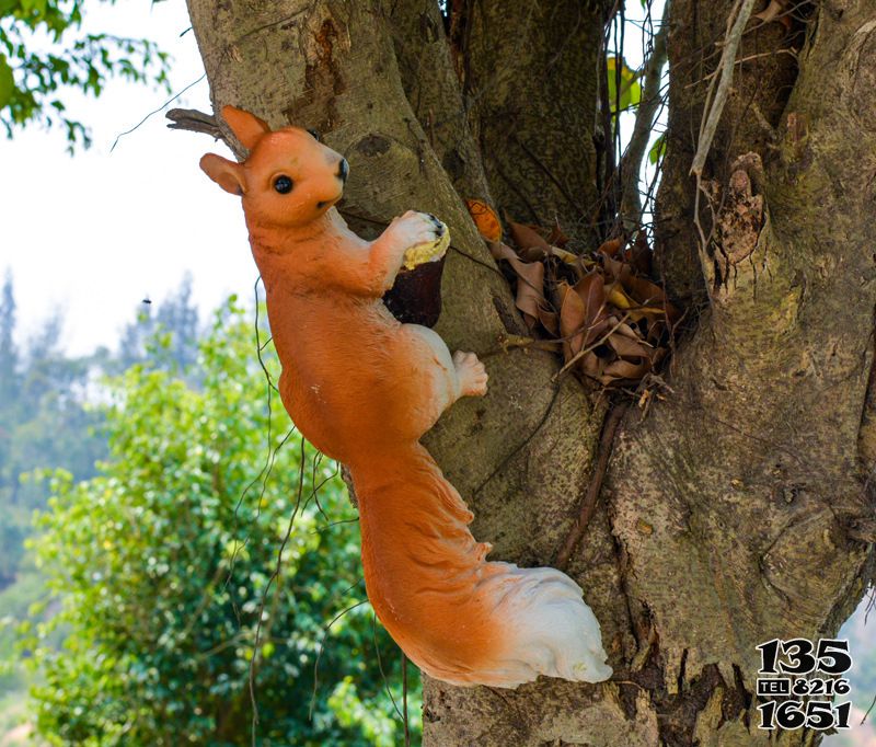 松鼠雕塑-公園一只樹上玩耍的玻璃鋼松鼠雕塑 松鼠雕塑-公園一只樹上玩耍的玻璃鋼松鼠雕塑高清圖片
